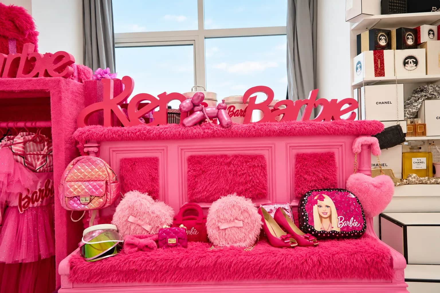 Розовое пианино с сумками, туфлями и вывесками Barbie и Ken