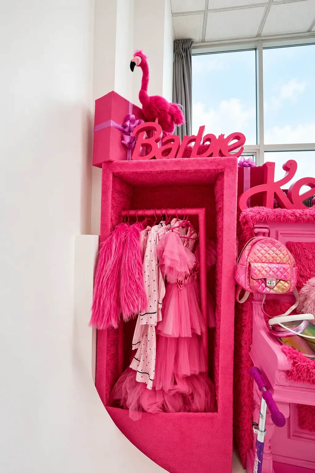 Розовый гардероб с одеждой, фламинго и вывеской Barbie
