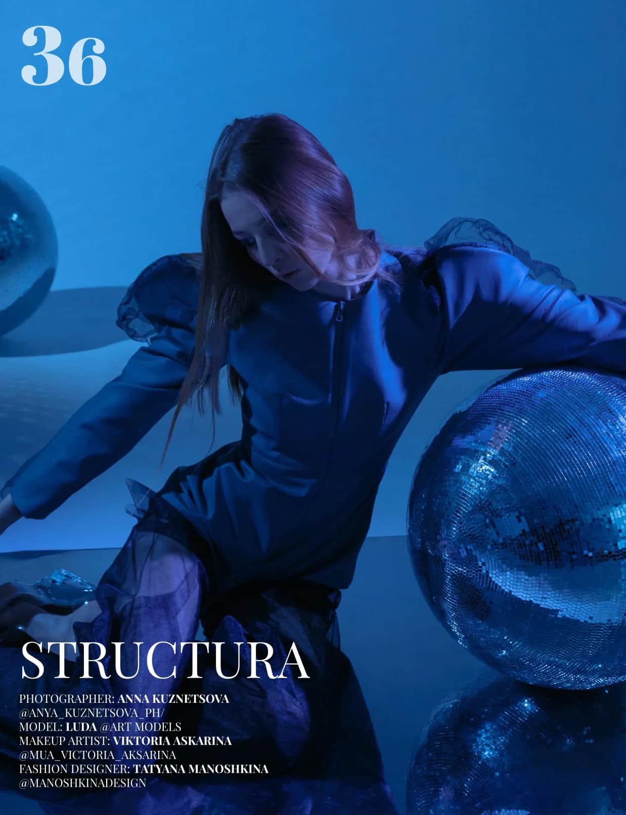 Публикация STRUCTURA: модель сидит рядом с зеркальными шарами при синем свете