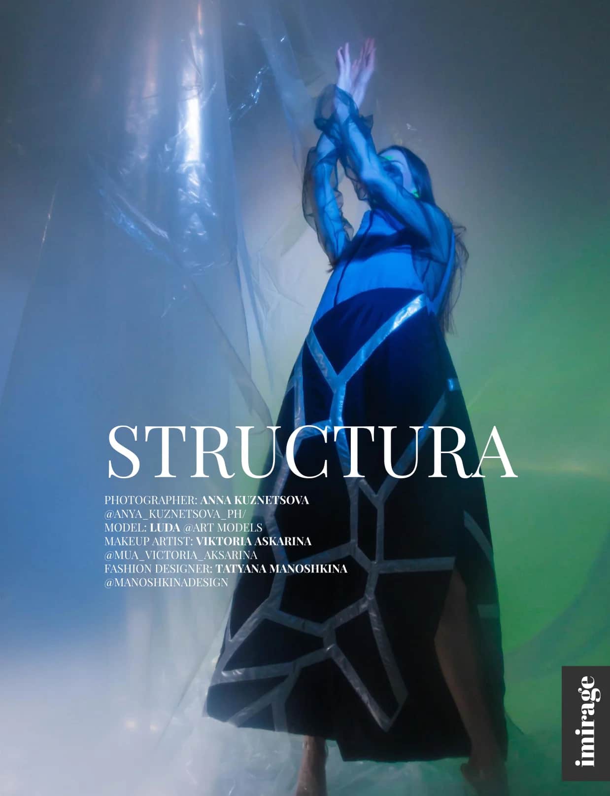 Публикация STRUCTURA: модель с поднятыми руками на отражающем фоне